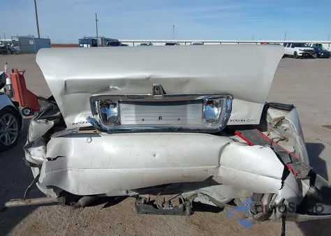 2005 Lincoln Town Car Signature Limited z USA, uszkodzony, nr VIN 1LNHM82W25Y629013